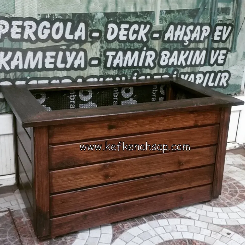 İçi yalıtımlı membranla kaplı, koyu renk yatay çıtalı dikdörtgen ahşap saksı.