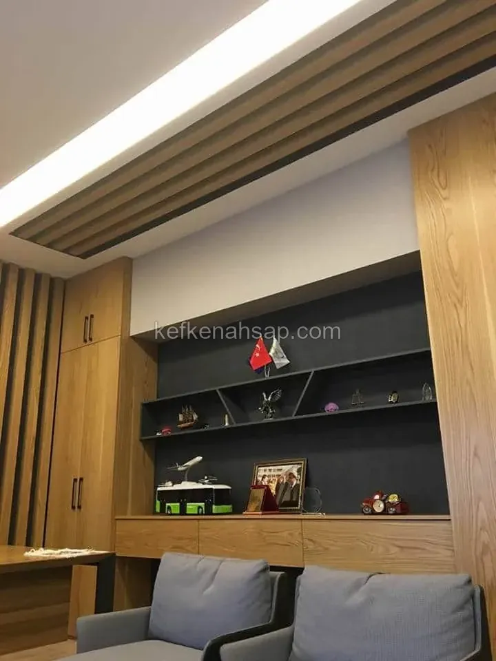 Bürozimmer mit Schränken in Eichenfurnier, dekorativem Regal und Holzlatten an der Decke.