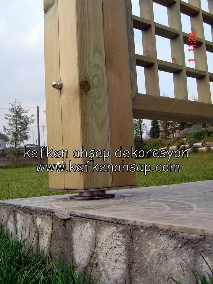 Zemine metal pabuçla sabitlenmiş ahşap dikme ayağı ve ahşap kafes panel detayı.