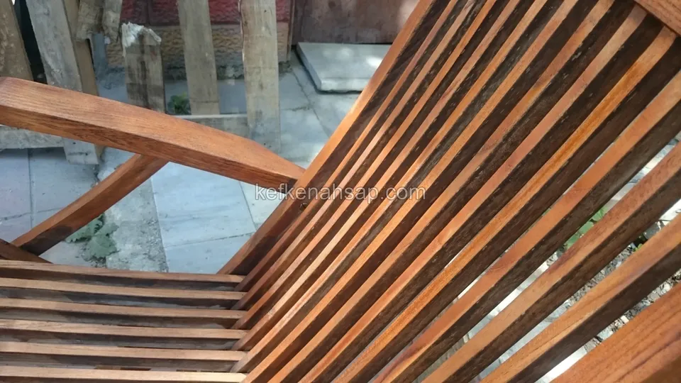 Ahşap sandalyenin oturak ve arkalık çıtalarına yakın açıdan bakış
