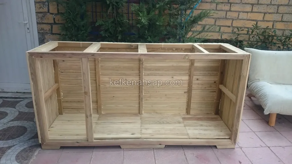 Parke taşlı avluda, üstü henüz kapatılmamış, kirişli ve çıtalı gövdeli emprenyeli geniş ahşap dolap iskeleti