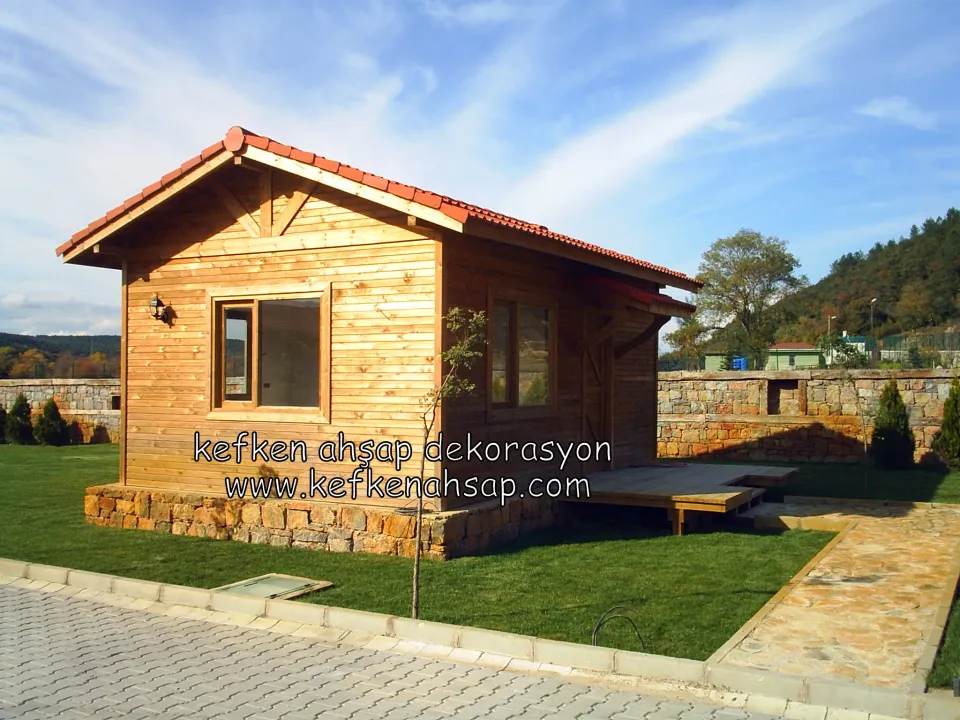 Taş subasman üzerine inşa edilmiş kiremit çatılı ahşap bahçe evi.