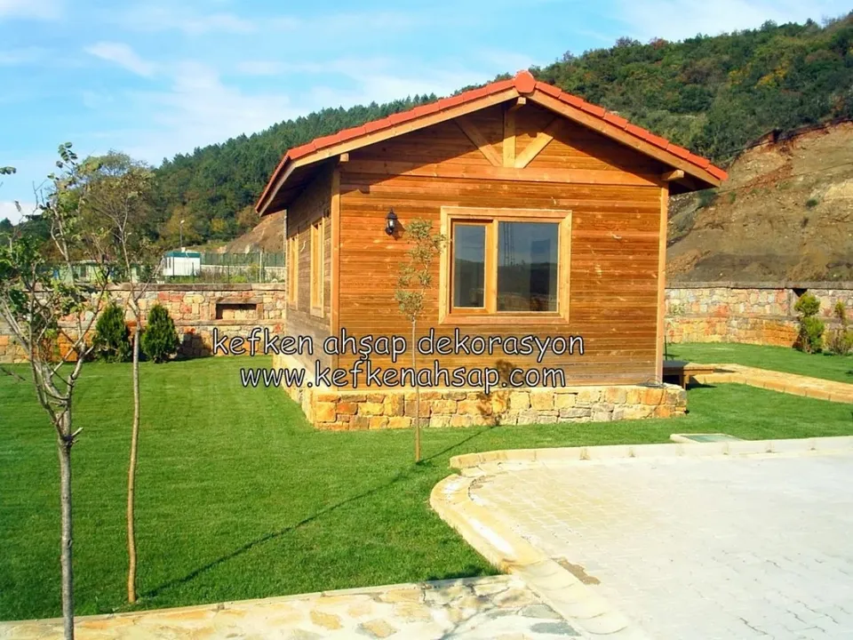 Taş kaide üzerine inşa edilmiş, kiremit çatılı ve ahşap kaplamalı tek katlı bahçe evi.