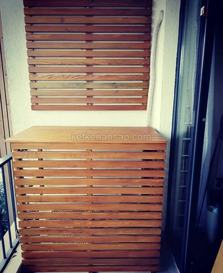 Balkon duvarında yatay çıtalı ahşap panel, altında klima dış ünitesini saran çıtalı ahşap kasa