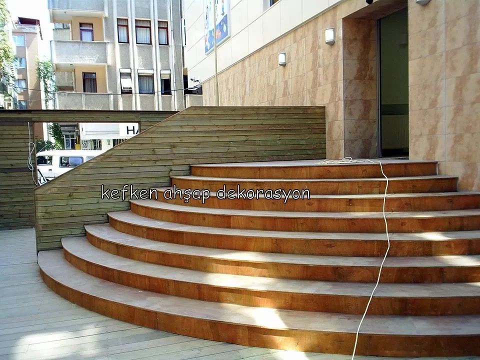 Bina girişinde yarım daire biçiminde, geniş basamaklı ahşap merdiven ve yanında yatay çıtalı ahşap korkuluk duvarı