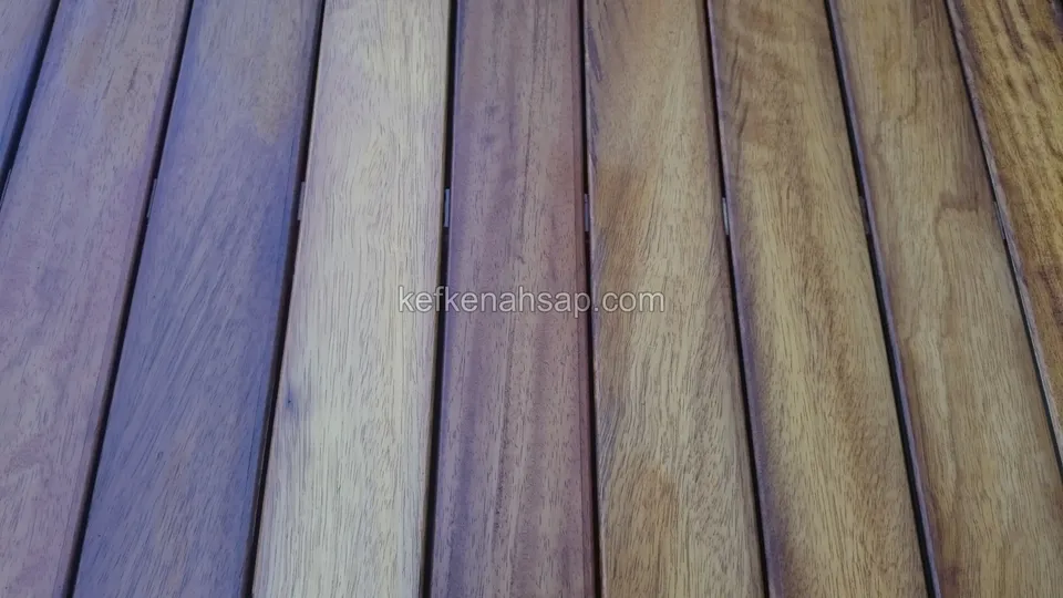 Yukarıdan bakıldığında sarıdan koyu kahveye değişen tonlarda, yan yana sıralı deck tahtaları
