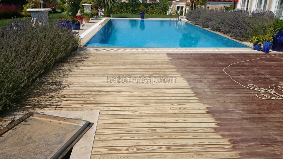 Havuzun önündeki deck yüzeyi; sağ yarısı koyu kırmızımsı kahverengiye boyanmış, sol yarısı ham ve açık renkli