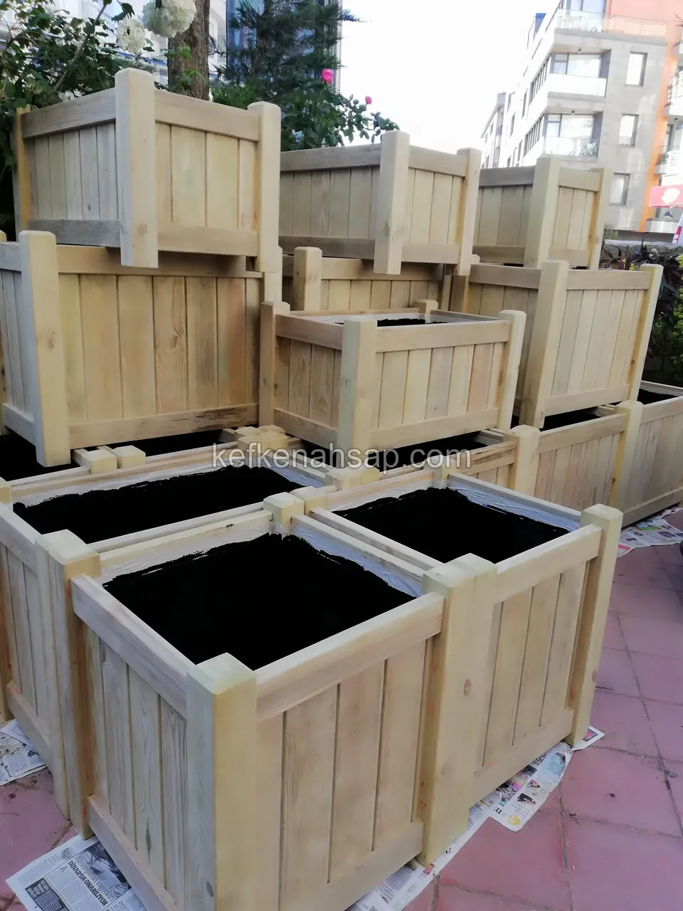 Kare ve dikdörtgen biçimli ahşap çiçeklik kutuları, bir kısmı üst üste istiflenmiş