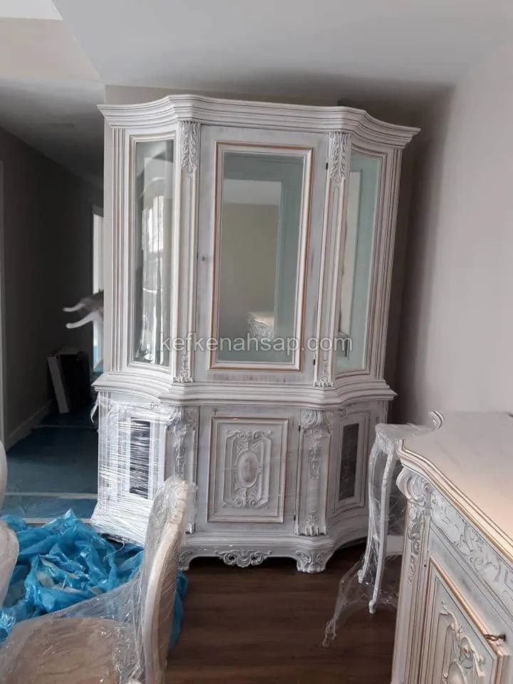 Beyaz patineli ve yaldız detaylı oymalı klasik ahşap vitrin dolap.
