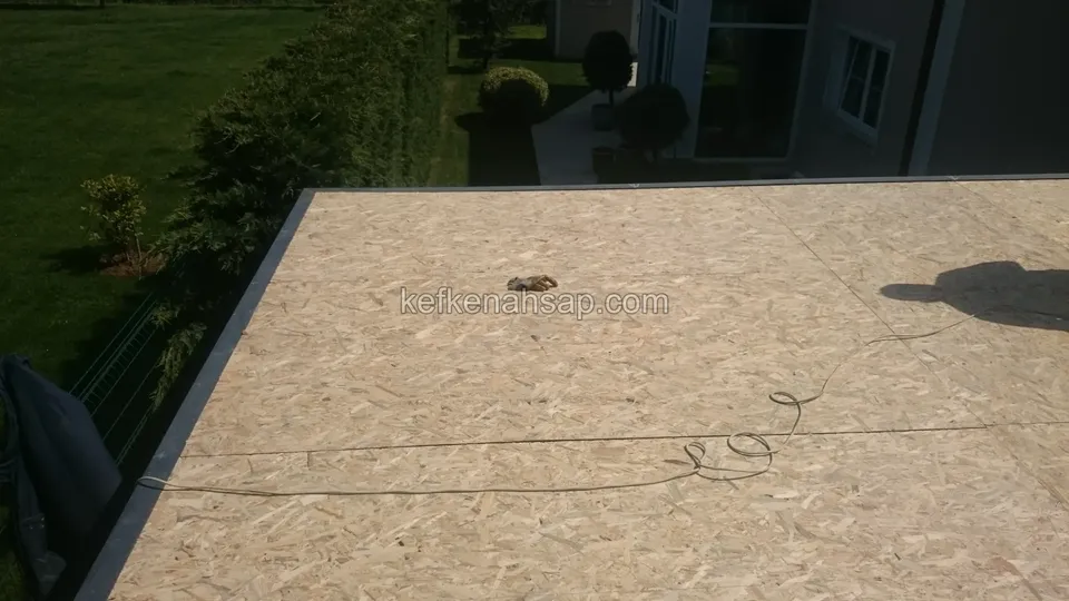 OSB-Platten auf dem Flachdach eines kleinen Gebäudes, von oben gesehen