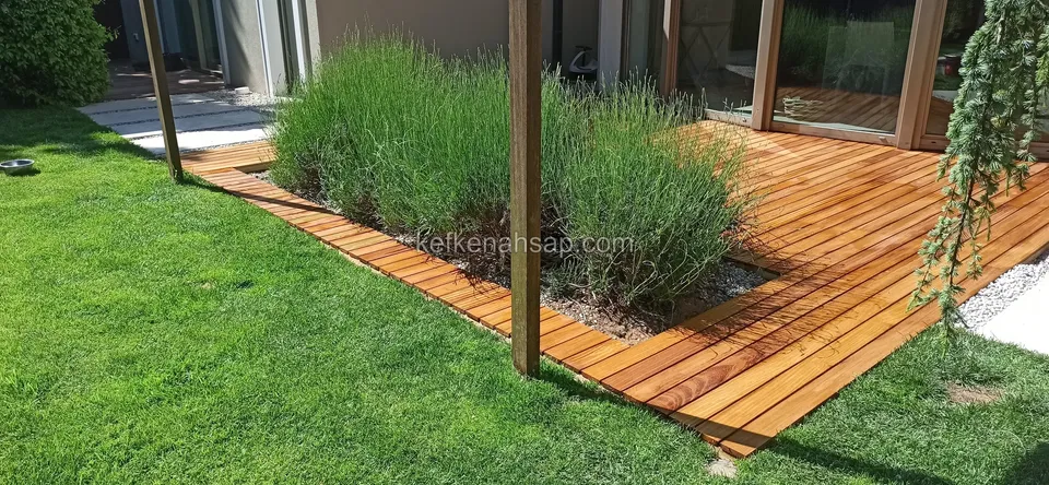 Cam kapılı evin önünde, lavanta tarhının çevresini saran ahşap deck ve çimenlik