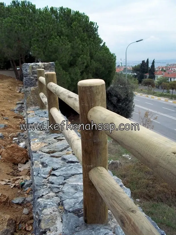 Taş istinat duvarı üzerine yerleştirilmiş yuvarlak ahşap direk ve kirişlerden oluşan korkuluk.