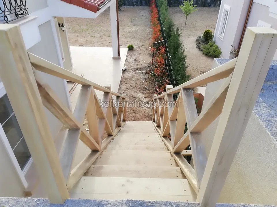 Gerade Holztreppe mit Diagonalgeländer, die vom oberen Podest in den Villengarten hinabführt