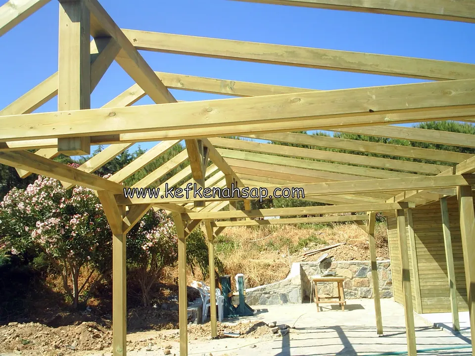 Zemini henüz hazırlanmamış bahçede emprenyeli çamdan pergola iskeleti, yatay kirişler ve çapraz payandalar